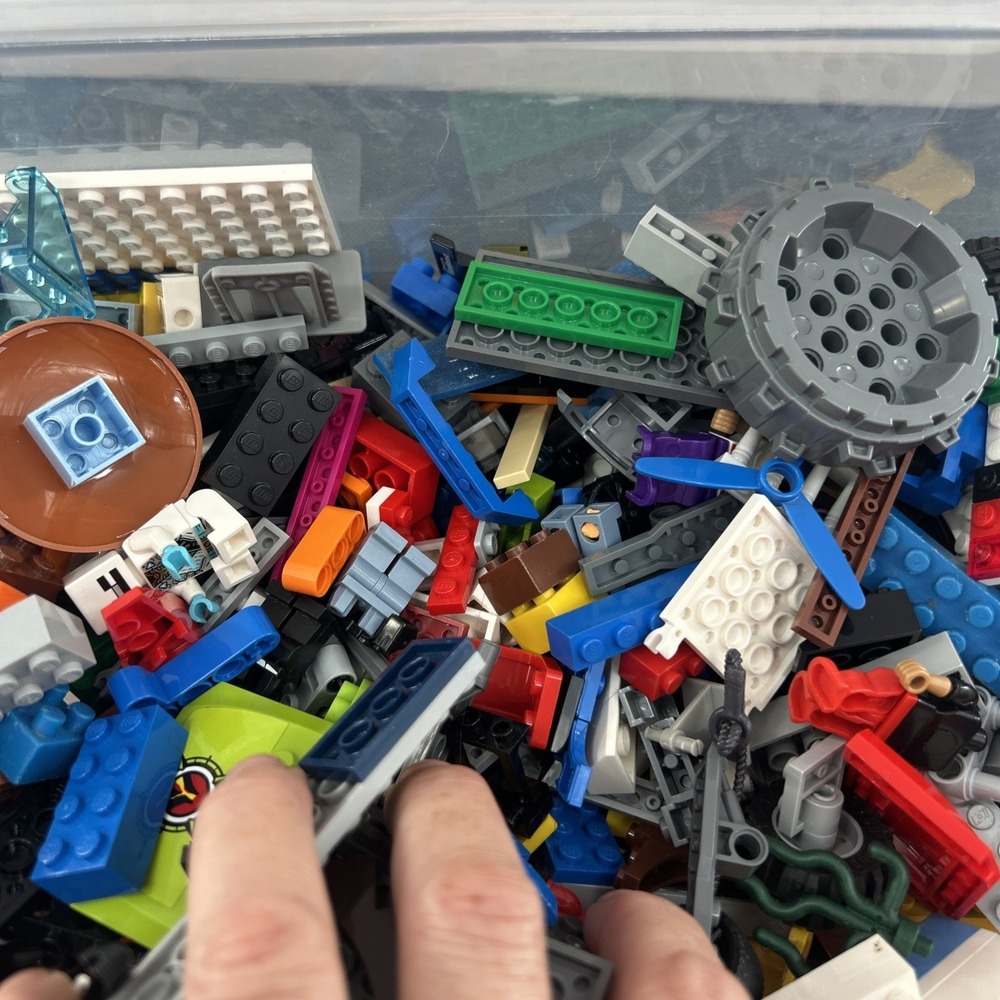 LEGO Bulk 2 1/2 Lbs Mixed Bricks RANDOM Box LEGO Pieces  Smaller People - Picture 4 of 7